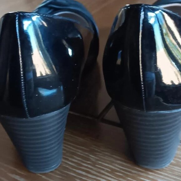 Life Stride Soft Systems black patent leather wedge pumps in size 8 B (Medium) - Picture 4 of 4